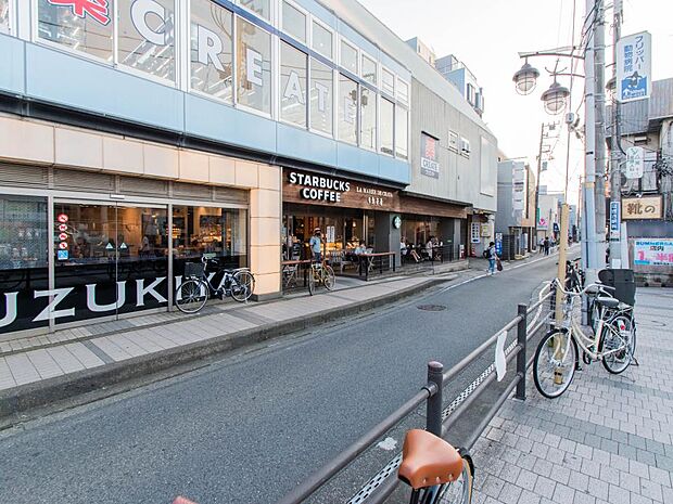 スターバックス コーヒー 逗子駅前店 500m シアトルを拠点とするコーヒー チェーン店。自社ブランドの焙煎コーヒーで知られる。