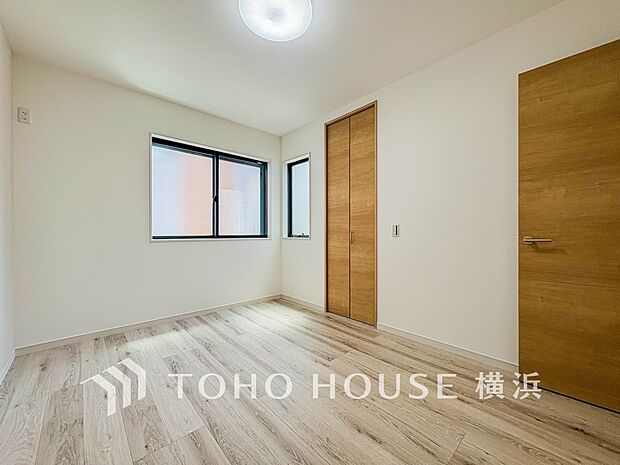 一日の疲れをいやしてくれる寝室。時を忘れて過ごす場所として過ごせるお部屋。