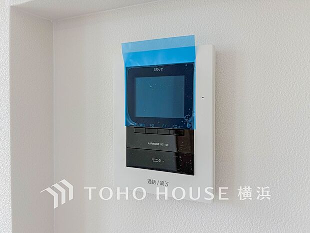 誰が来てもわかる様にモニター付きインターホンを設置。快適と安らぎを合わせた優しい設計。 