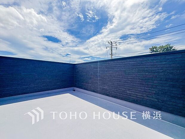 心地よい陽射しや暖かな風を楽しむことが出来るルーフバルコニー。