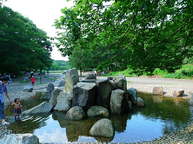 三ッ池公園 1400m 池や森のある広大な敷地にプール、テニスコートなどの施設が点在する県立公園。