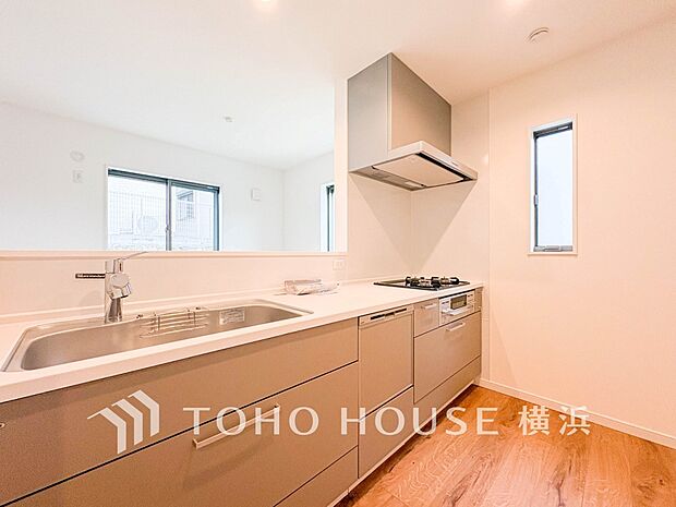 明るい自然光が入るキッチン。家族そろってキッチンに立っても調理がしやすく余裕の広さ。