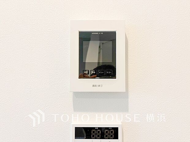 誰が来てもわかる様にモニター付きインターホンを設置。快適と安らぎを合わせた優しい設計。