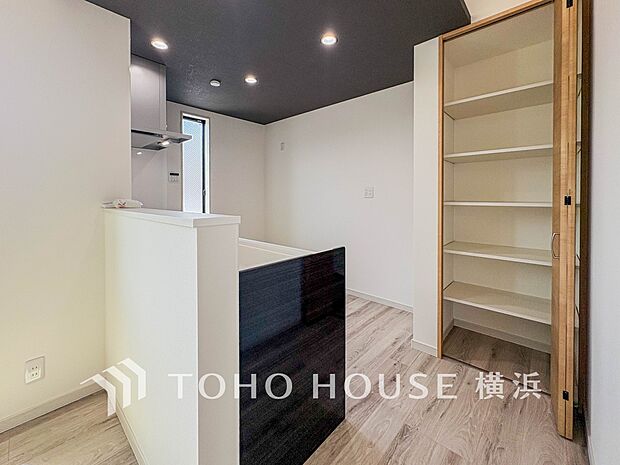 パントリーには缶詰や調味料などの食品類、かさばるペーパーやラップ類をまとめて収納できます。(D棟)