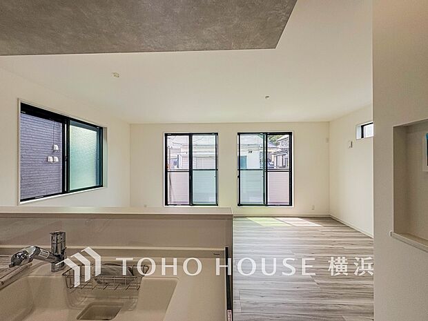 開放感あるリビングダイニング。ご家族とのんびりしたひと時を過ごせますね。(C棟)