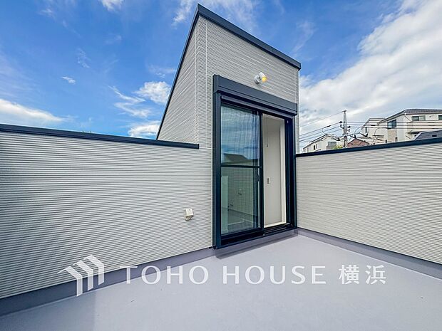 心地よい陽射しや暖かな風を楽しむことが出来るルーフバルコニー。（C棟）