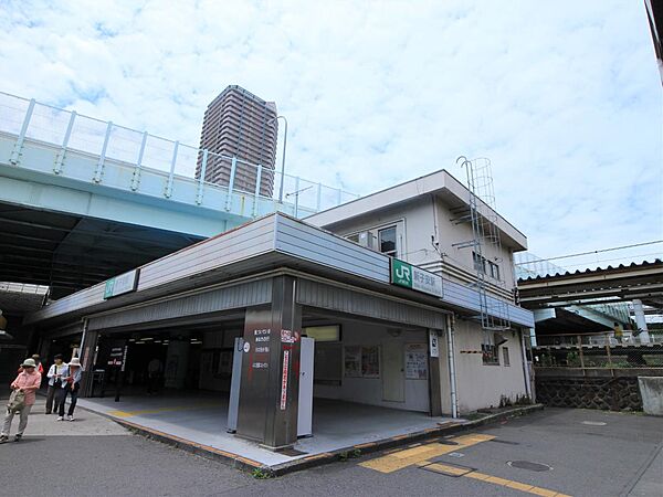 JR「新子安」駅　1120m　京浜東北線快速利用で都心へダイレクトアクセス。「東京」駅へ約31分。「横浜」駅へは約6分。