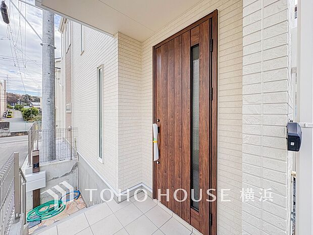 お住まいの顔となる玄関。住まう方のプライドを満たすクオリティを備えています。 