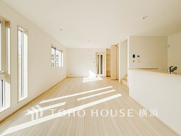 明るく開放的な空間が広がるLDK。室内には豊かな陽光が注ぎ込み、爽やかな住空間を演出。