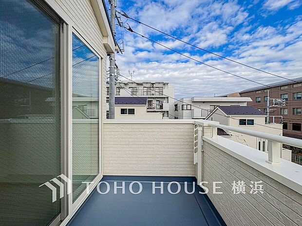 太陽の恵みをたっぷりと受けて、洗濯物も気持ちよく干せそうです。