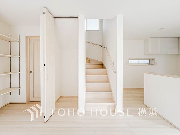 各フロアを結ぶ階段。集いの空間と一人の時間を楽しむプライベートルームをバランスよく繋いでいます。