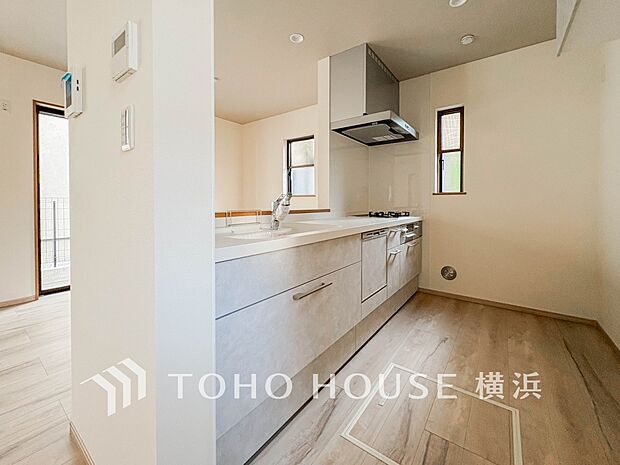 明るい自然光が入るキッチン。家族そろってキッチンに立っても調理がしやすく余裕の広さ。