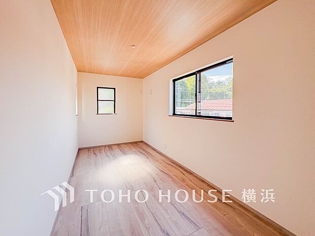 一日の疲れをいやしてくれる寝室。時を忘れて過ごす場所として過ごせるお部屋。