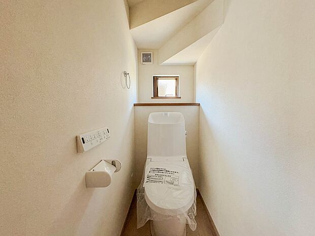 清潔感溢れるトイレ。落ち着いた空間で安らぎのひとときをお過ごしいただけます。