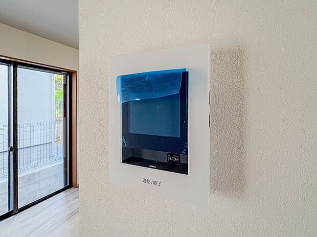 誰が来てもわかる様にモニター付きインターホンを設置。快適と安らぎを合わせた優しい設計。