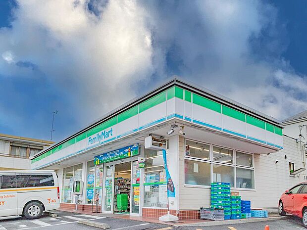 ファミリーマート三ツ池公園口店 600m お手軽に食べれる食品や日用品雑貨などを扱う便利なコンビニ。