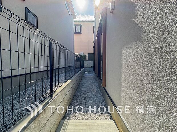 敷地内にもゆとりを感じるスペースがございます。