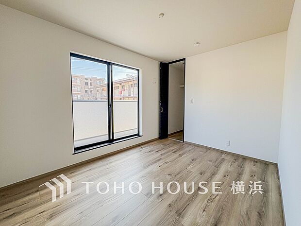 一日の疲れをいやしてくれる寝室。時を忘れて過ごす場所として過ごせるお部屋。