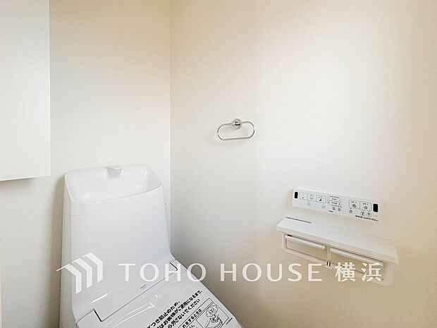 換気と明るさに配慮した、清潔感溢れるトイレ。落ち着いた空間で安らぎのひとときをお過ごしいただけます。