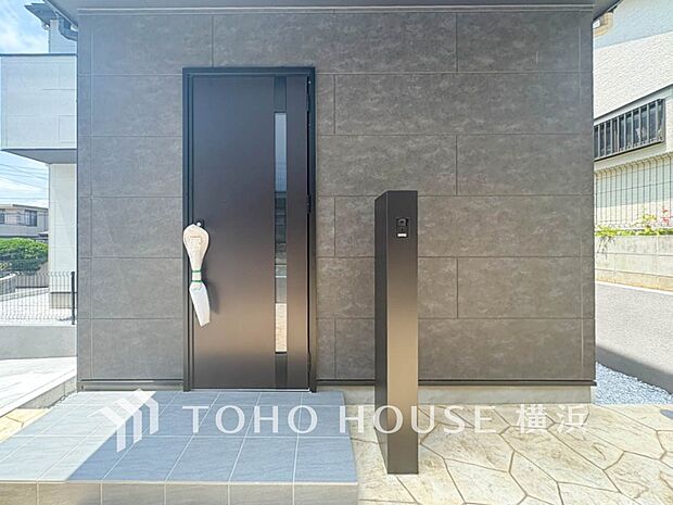 お住まいの顔となる玄関。住まう方のプライドを満たすクオリティを備えています。 