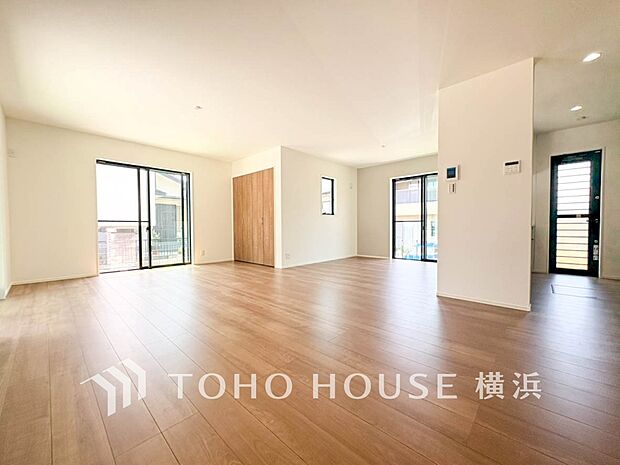 明るく開放的な空間が広がるLDK。室内には豊かな陽光が注ぎ込み、爽やかな住空間を演出。