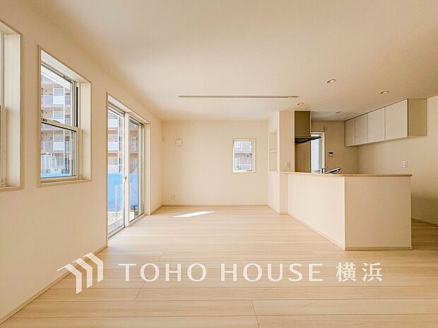 明るく開放的な空間が広がるLDK。室内には豊かな陽光が注ぎ込み、爽やかな住空間を演出。