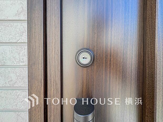 防犯性を高めるダブルロック仕様の玄関ドアを採用。日々の暮らしと大切な家族の安全をしっかり守ります。