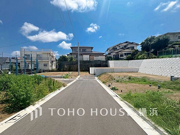 子育て環境、生活利便に優れた住環境に立地し、ゆとりある生活が送れます。(2025年7月撮影)