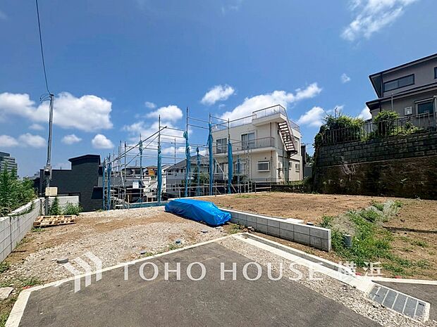 美しい街並みと穏やかな住環境でやすらぎの暮らしを叶えます。(2025年7月撮影)