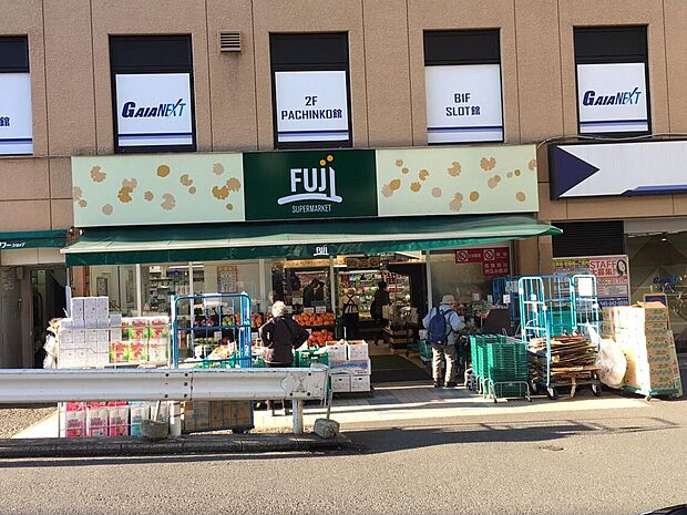 フジスーパー保土ヶ谷店　1100m　毎日の食卓を豊かに、豊富な品揃え。駅前で深夜まで営業しているため、遅くなった日にも助かります。  