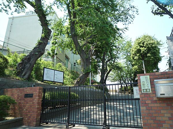 横浜市立六つ川小学校　850m　