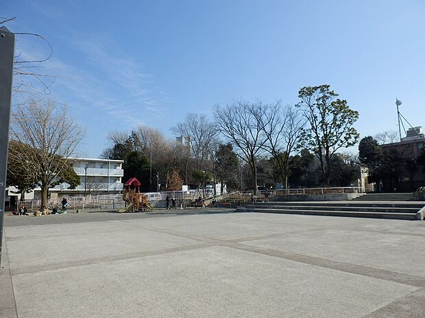 戸部公園 400m 西区役所のすぐ近くにあるいつも人が集まるにぎやかな公園です。遊具やワクワク池などがあります。