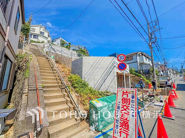 美しい街並みと穏やかな住環境でやすらぎの暮らしを叶えます。（2025年7月撮影）