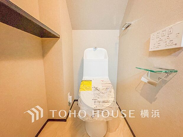 換気と明るさに配慮した、清潔感溢れるトイレ。落ち着いた空間で安らぎのひとときをお過ごしいただけます。