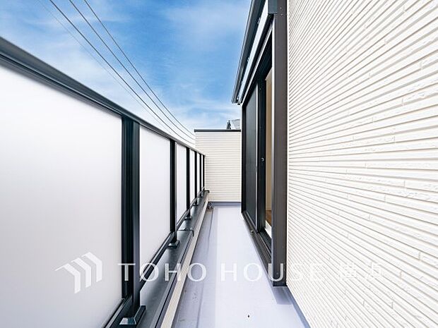 心地よい陽射しや暖かな風を楽しむことが出来るバルコニー。（C号棟）