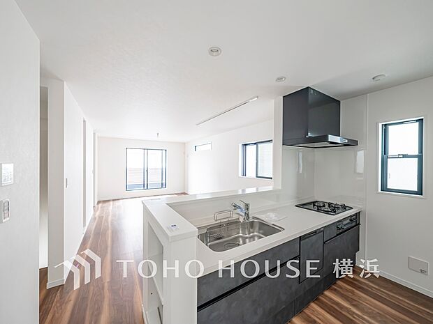 光と風があふれる開放的なリビングダイニングには自然と家族みんなが集まってきます。