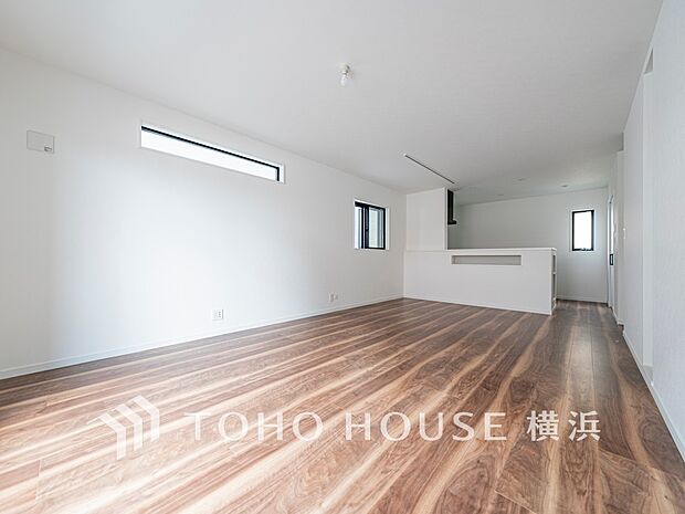 忙しい朝でも、しっかり家族が揃って食事をして頂けるゆとりある大きさのダイニングスペース。