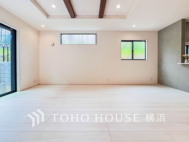 明るく開放的な空間が広がるLDK。室内には豊かな陽光が注ぎ込み、爽やかな住空間を演出。