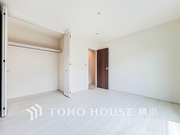 一日の疲れをいやしてくれる寝室。時を忘れて過ごす場所として過ごせるお部屋。