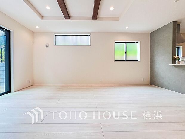 忙しい朝でも、しっかり家族が揃って食事をして頂けるゆとりある大きさのダイニングスペース。