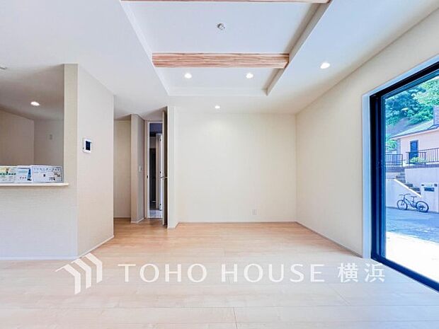 明るく開放的な空間が広がるLDK。室内には豊かな陽光が注ぎ込み、爽やかな住空間を演出。