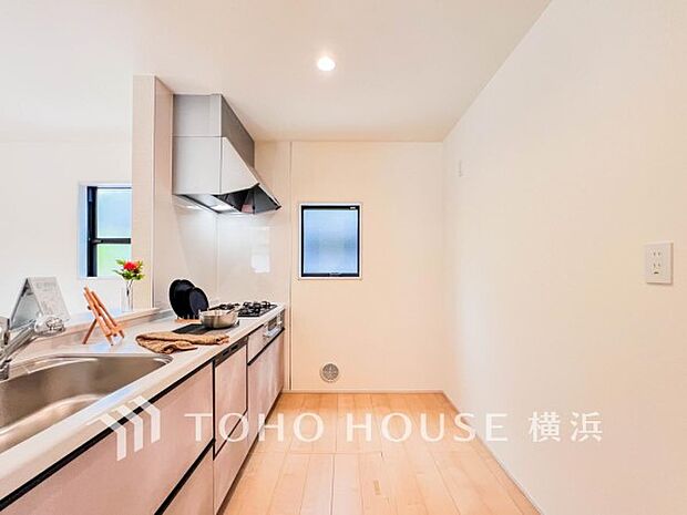 機能性とデザイン性を兼ね備えたシステムキッチン。リビングとの一体感も考慮され、美しい空間が実現。