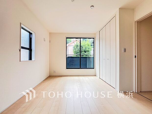 一日の疲れをいやしてくれる寝室。時を忘れて過ごす場所として過ごせるお部屋。