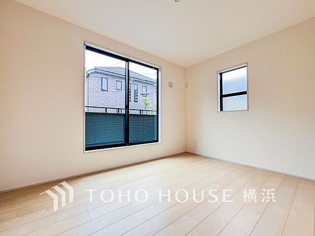 心地よい光と風があふれています。プライベートな自分時間を快適に過ごせるお部屋。