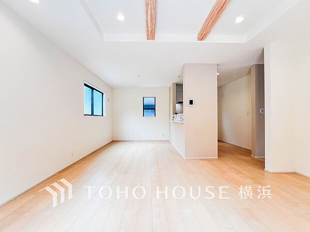 忙しい朝でも、しっかり家族が揃って食事をして頂けるゆとりある大きさのダイニングスペース。