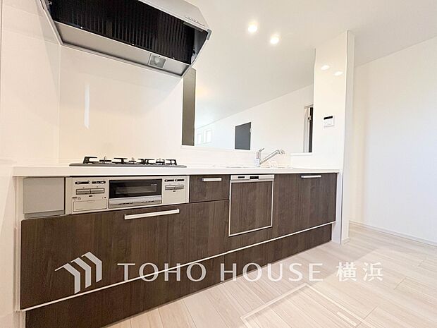 機能性とデザイン性を兼ね備えたシステムキッチン。リビングとの一体感も考慮され、美しい空間が実現。