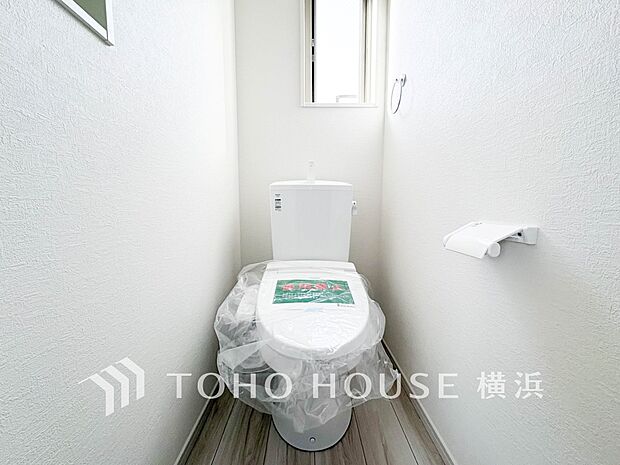 換気と明るさに配慮した、清潔感溢れるトイレ。落ち着いた空間で安らぎのひとときをお過ごしいただけます。