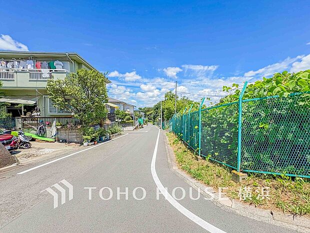 子育て環境、生活利便に優れた住環境に立地し、ゆとりある生活が送れます。（2025年7月撮影）