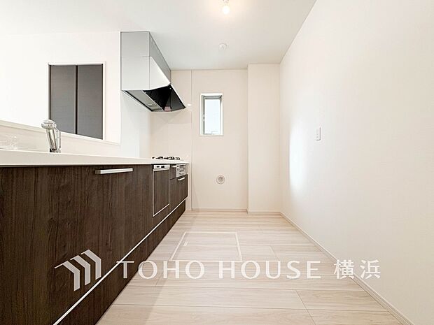 機能性とデザイン性を兼ね備えたシステムキッチン。リビングとの一体感も考慮され、美しい空間が実現。