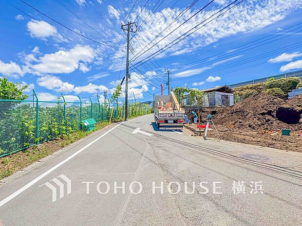 忙しく過ぎゆく日常を置き去るほど、ゆったりした時間が流れる住環境。(2025年7月撮影)